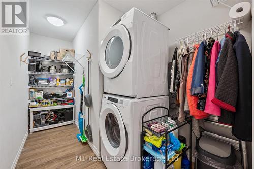 215 - 35 Kingsbury Square, Guelph (Pineridge/Westminster Woods), ON - Indoor Photo Showing Laundry Room
