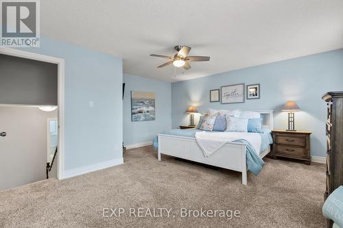 2203 Hunt Crescent, Burlington, ON - Indoor Photo Showing Bedroom