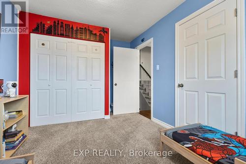 2203 Hunt Crescent, Burlington, ON - Indoor Photo Showing Bedroom