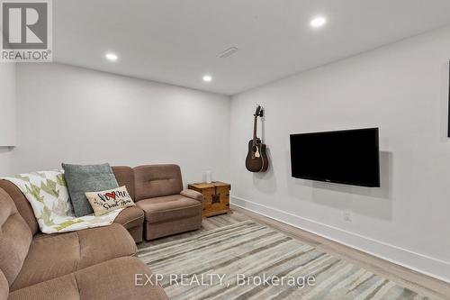 2203 Hunt Crescent, Burlington, ON - Indoor