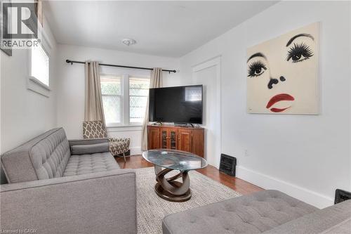Living room with wood finished floors and baseboards - 50 Walnut Street, Kitchener, ON - Indoor Photo Showing Living Room