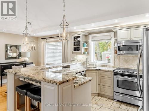 1885 Hindhead Road, Mississauga, ON - Indoor Photo Showing Kitchen With Upgraded Kitchen