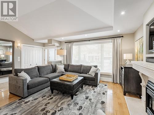 1885 Hindhead Road, Mississauga, ON - Indoor Photo Showing Living Room