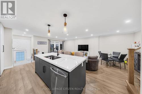 2389 Cobbinshaw Circle, Mississauga, ON - Indoor Photo Showing Kitchen