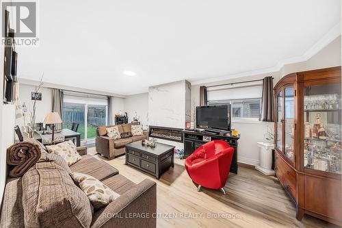 2389 Cobbinshaw Circle, Mississauga, ON - Indoor Photo Showing Living Room