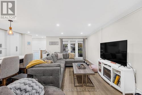 2389 Cobbinshaw Circle, Mississauga, ON - Indoor Photo Showing Living Room