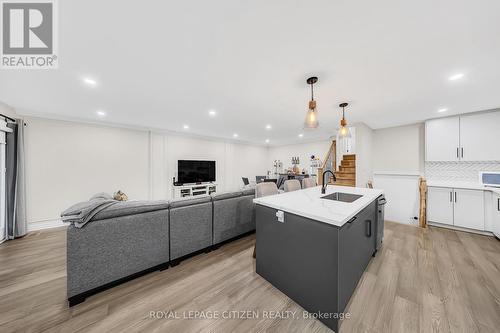 2389 Cobbinshaw Circle, Mississauga, ON - Indoor Photo Showing Kitchen