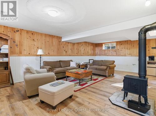 160 14 Concession W, Tiny, ON - Indoor Photo Showing Living Room