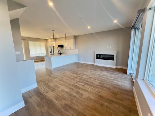 18-130 Colebrook Rd Road, Kamloops, BC - Indoor With Fireplace