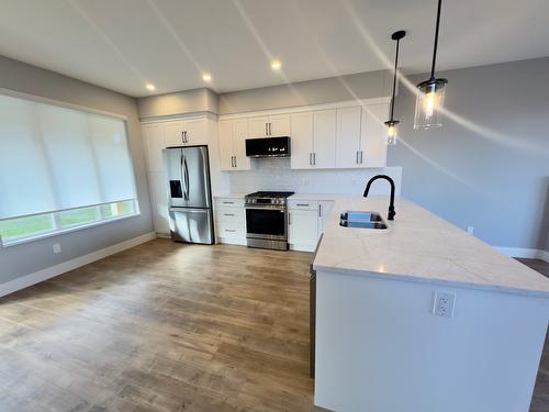 18-130 Colebrook Rd Road, Kamloops, BC - Indoor Photo Showing Kitchen With Double Sink
