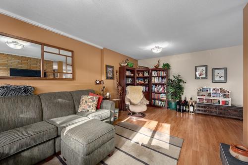 2398 Reid Avenue, Merritt, BC - Indoor Photo Showing Living Room