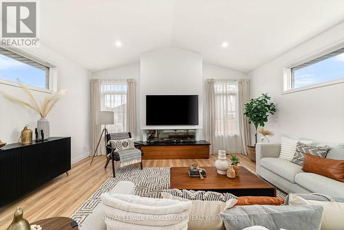 18 Raycroft Drive, Belleville (Thurlow Ward), ON - Indoor Photo Showing Living Room