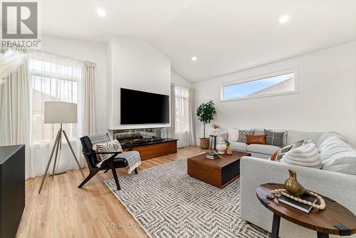 18 Raycroft Drive, Belleville (Thurlow Ward), ON - Indoor Photo Showing Living Room