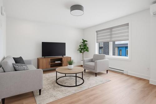 Living room - 2-836 Rue Principale, Saint-Amable, QC - Indoor Photo Showing Living Room
