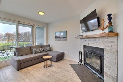 Salon - 17-385 Rue Du Moulin, Magog, QC - Indoor Photo Showing Living Room With Fireplace