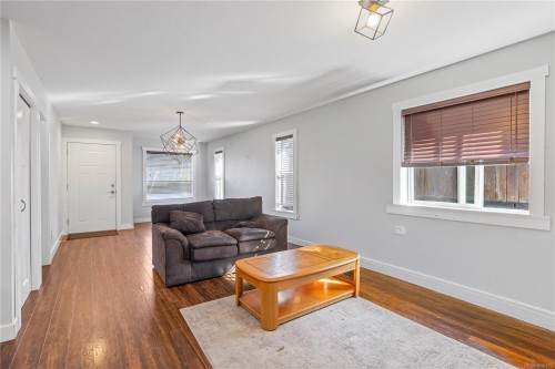 B-4730 Arrowsmith Rd, Port Alberni, BC - Indoor Photo Showing Living Room