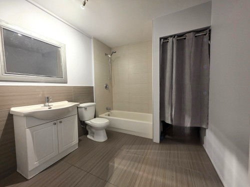 Salle de bains - 5763 Rue Beaulieu, Montréal (Le Sud-Ouest), QC - Indoor Photo Showing Bathroom