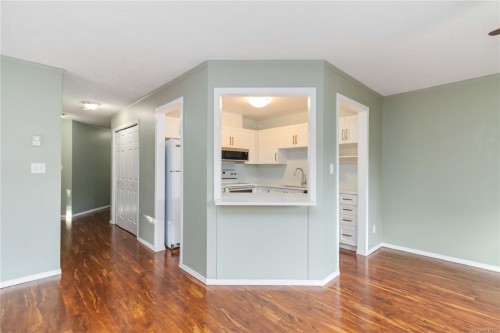 104-3263 Alder St, Victoria, BC - Indoor Photo Showing Kitchen