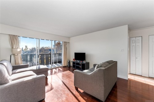 302-1000 Mcclure St, Victoria, BC - Indoor Photo Showing Living Room