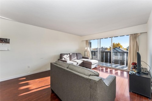 302-1000 Mcclure St, Victoria, BC - Indoor Photo Showing Living Room