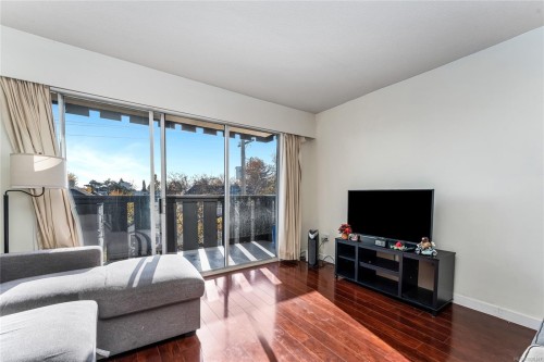 302-1000 Mcclure St, Victoria, BC - Indoor Photo Showing Living Room