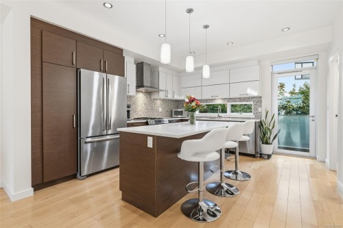 4-2830 Irma St, Victoria, BC 