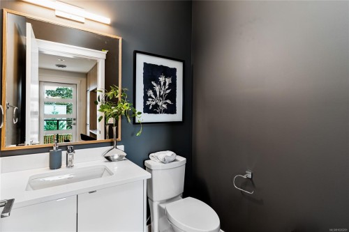 32-4253 Dieppe Rd, Saanich, BC 