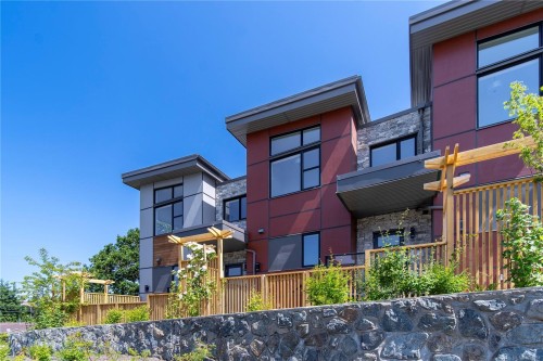 32-4253 Dieppe Rd, Saanich, BC 