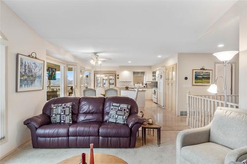 6-1575 Springhill Drive, Kamloops, BC - Indoor Photo Showing Living Room