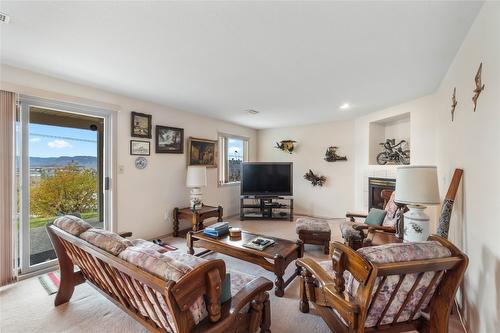 6-1575 Springhill Drive, Kamloops, BC - Indoor Photo Showing Living Room