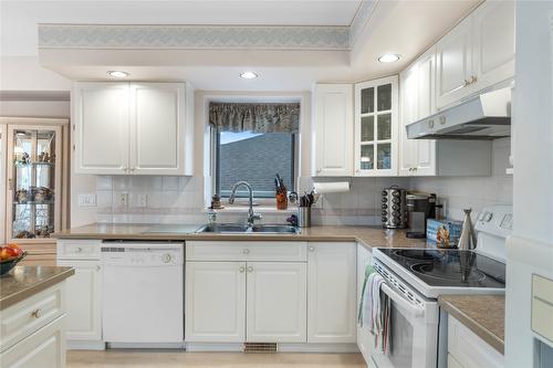 6-1575 Springhill Drive, Kamloops, BC - Indoor Photo Showing Kitchen With Double Sink