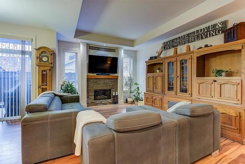 11-1960 Klo Road, Kelowna, BC - Indoor Photo Showing Living Room With Fireplace