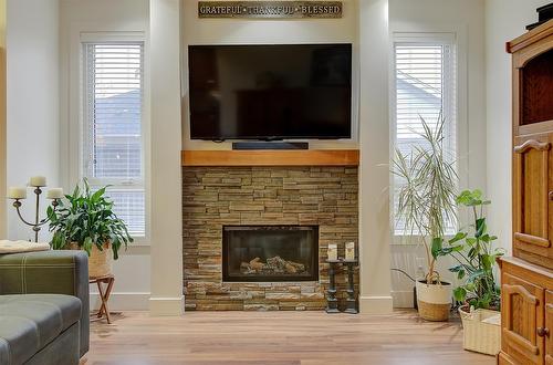 11-1960 Klo Road, Kelowna, BC - Indoor Photo Showing Living Room With Fireplace