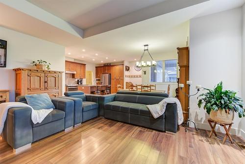 11-1960 Klo Road, Kelowna, BC - Indoor Photo Showing Living Room