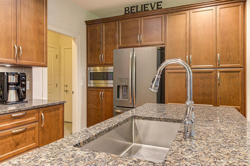11-1960 Klo Road, Kelowna, BC - Indoor Photo Showing Kitchen With Double Sink