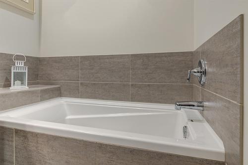 11-1960 Klo Road, Kelowna, BC - Indoor Photo Showing Bathroom