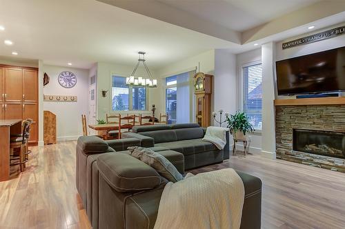 11-1960 Klo Road, Kelowna, BC - Indoor Photo Showing Living Room With Fireplace