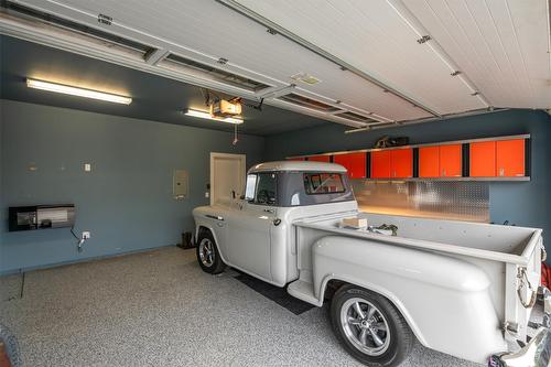 11-1960 Klo Road, Kelowna, BC - Indoor Photo Showing Garage