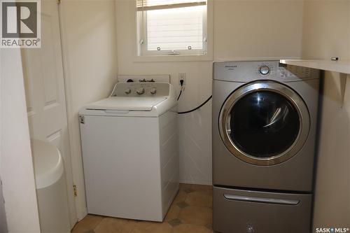 602 Centre Street, Assiniboia, SK - Indoor Photo Showing Laundry Room