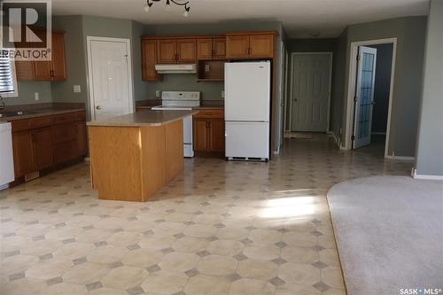602 Centre Street, Assiniboia, SK - Indoor Photo Showing Kitchen
