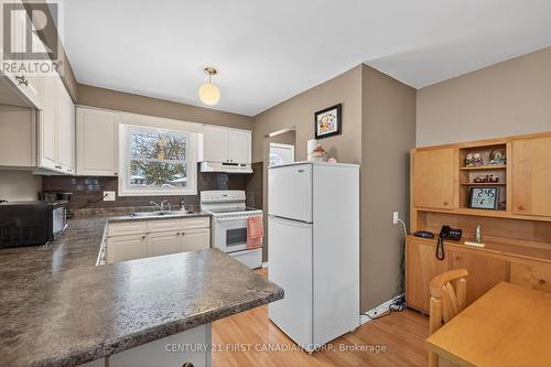 58 Scotchmere Crescent, London South (South X), ON - Indoor Photo Showing Kitchen With Double Sink