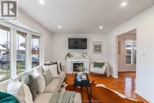 87 Woodycrest Avenue, Kingsville, ON - Indoor Photo Showing Living Room With Fireplace