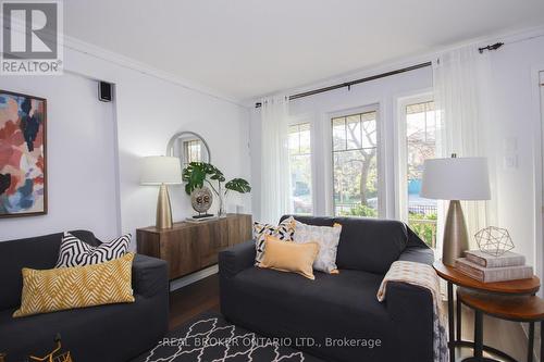 9 - 3200 Bentley Drive, Mississauga, ON - Indoor Photo Showing Living Room