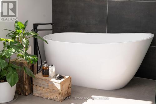 854 Sixth Street, Clearview, ON - Indoor