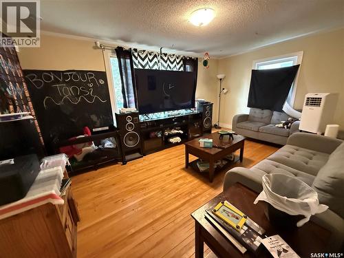 224 N Avenue S, Saskatoon, SK - Indoor Photo Showing Living Room
