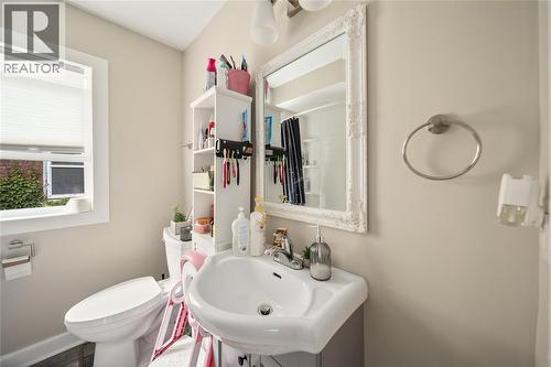 116 Cameron Street, Sarnia, ON - Indoor Photo Showing Bathroom