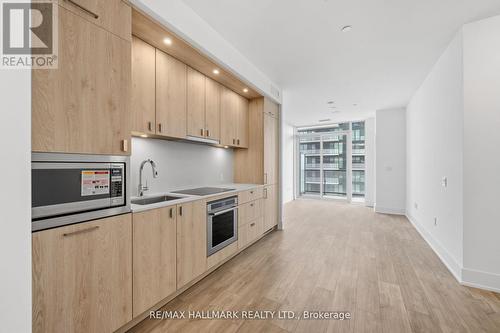 1906 - 10 Inn On The Park Drive, Toronto, ON - Indoor Photo Showing Kitchen