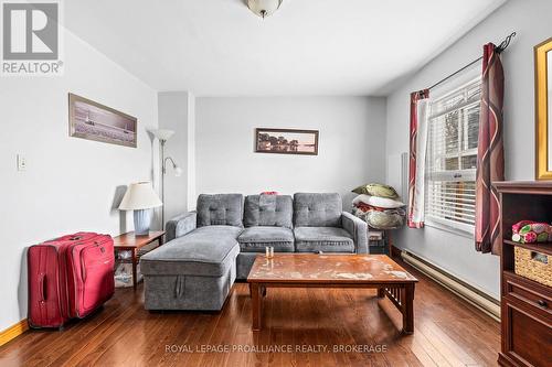 274 Wellington Street, Kingston (East Of Sir John A. Blvd), ON - Indoor Photo Showing Living Room
