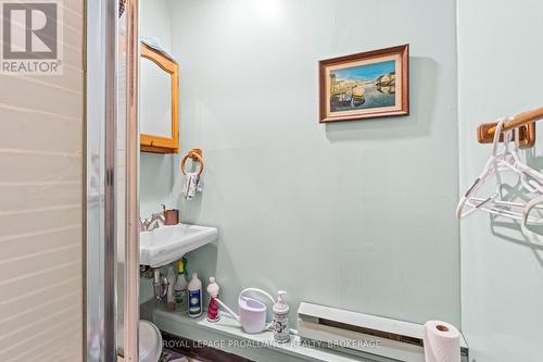 274 Wellington Street, Kingston (East Of Sir John A. Blvd), ON - Indoor Photo Showing Bathroom