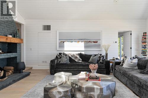 137 Bayview Avenue, Blue Mountains, ON - Indoor Photo Showing Living Room